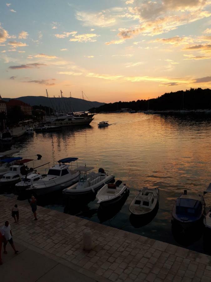 House At The Seafront Daire Stari Grad  Dış mekan fotoğraf