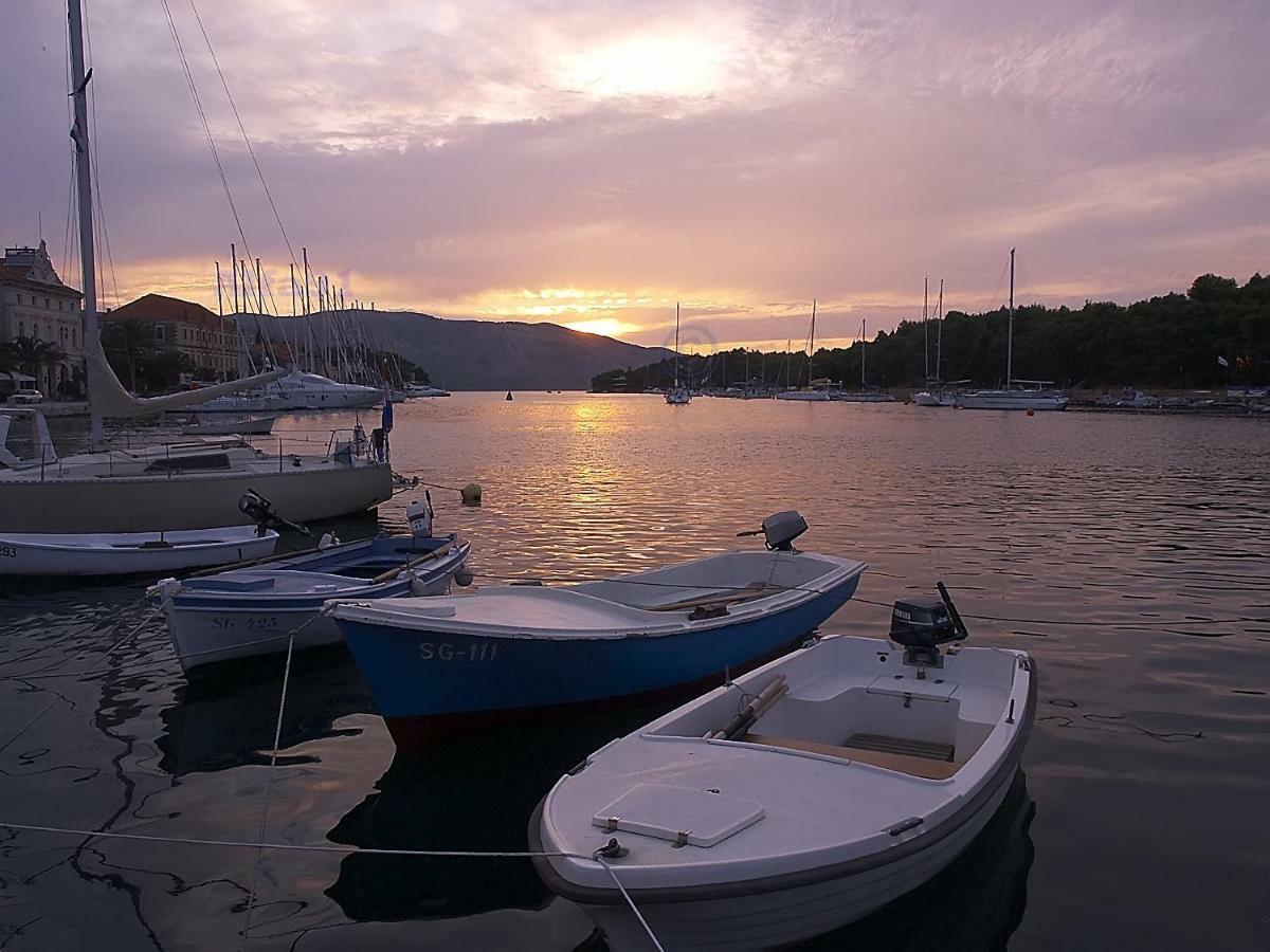 House At The Seafront Daire Stari Grad  Dış mekan fotoğraf